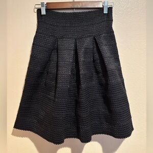 Ann Taylor Black Textured A-Line Pleated Mini Skirt, size 00, Elastic Waist